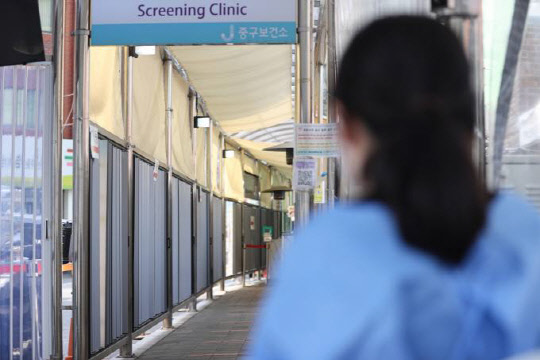 국내에서 6번째 엠폭스(MPOX·원숭이두창) 확진자가 발생했다. 3개월 내에 해외에 다녀온 적이 없는 첫 지역사회 감염 사례다.  연합뉴스